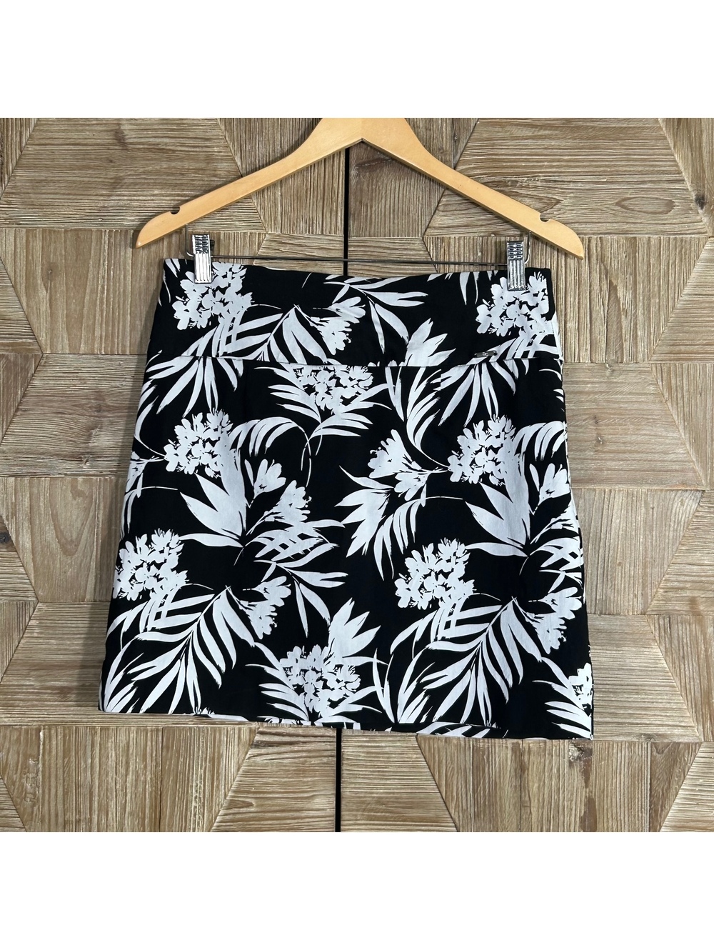 S.C. & CO. Womens Black White Floral Print Tummy Control Skort Medium Activewear - Picture 3 of 9